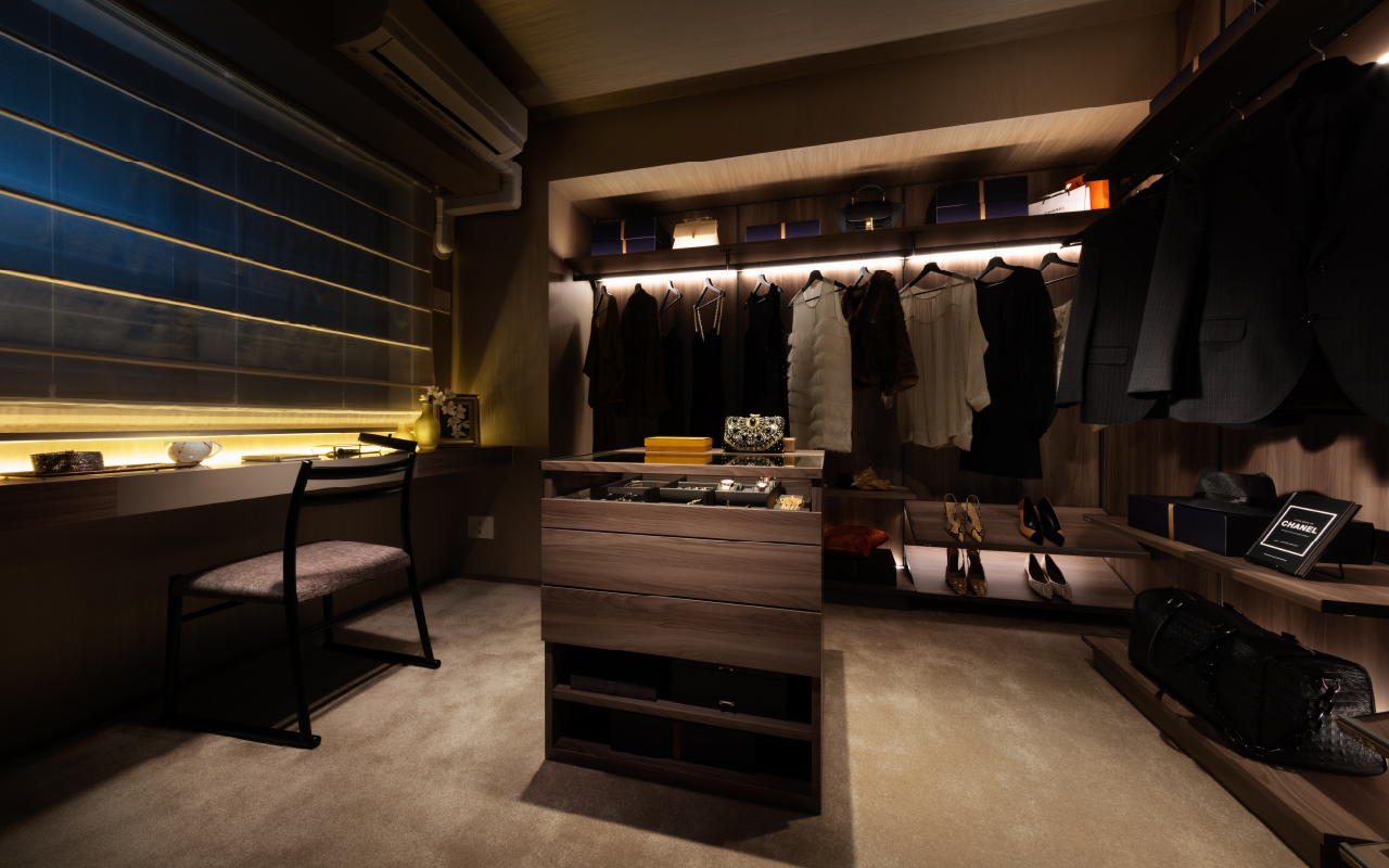 WALK IN CLOSET